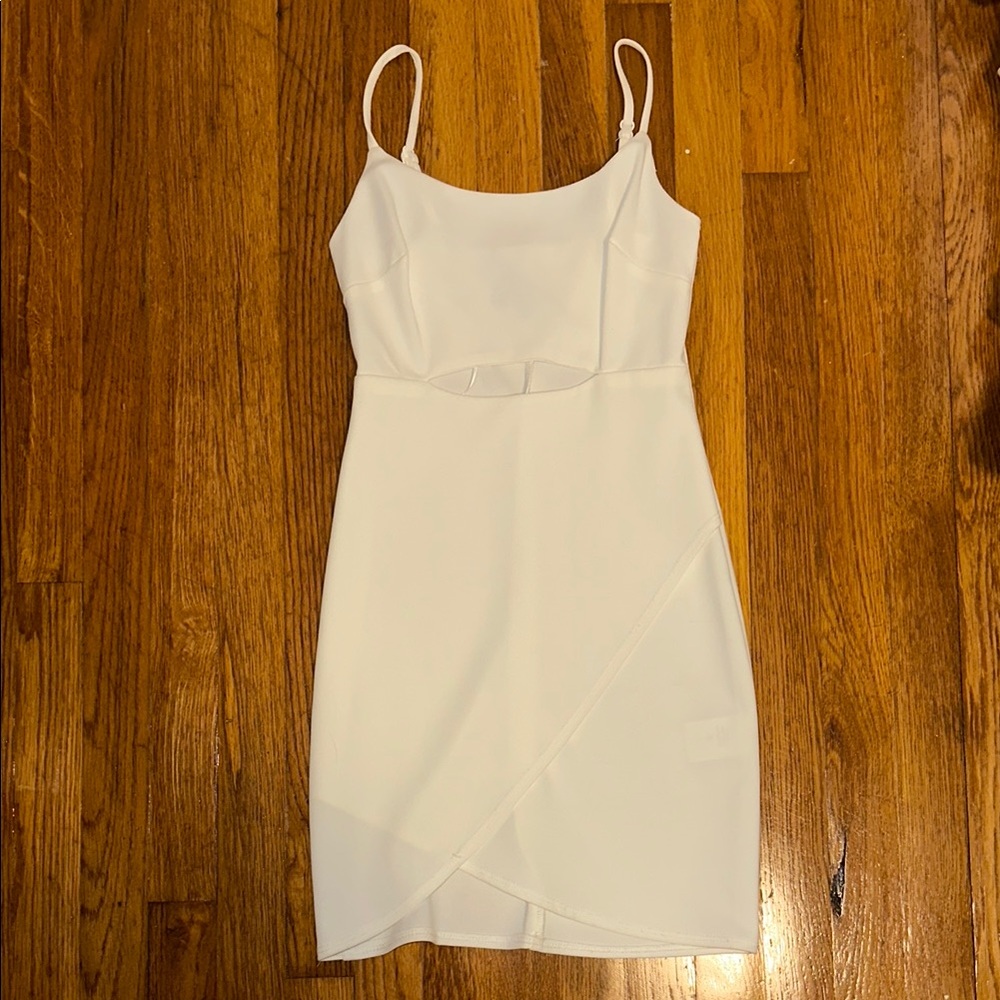 Elegant White Sleeveless Dress